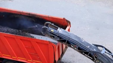 bir otoban, kesim asfalt yükleme bir damperli kamyon içine tamirinde yol Makinaları çalışma