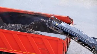 bir otoban, kesim asfalt yükleme bir damperli kamyon içine tamirinde yol Makinaları çalışma