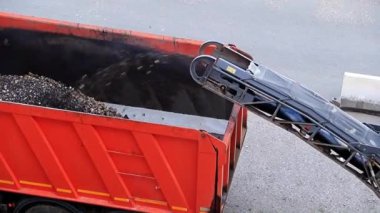 bir otoban, kesim asfalt yükleme bir damperli kamyon içine tamirinde yol Makinaları çalışma
