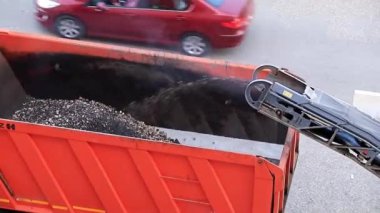 bir otoban, kesim asfalt yükleme bir damperli kamyon içine tamirinde yol Makinaları çalışma
