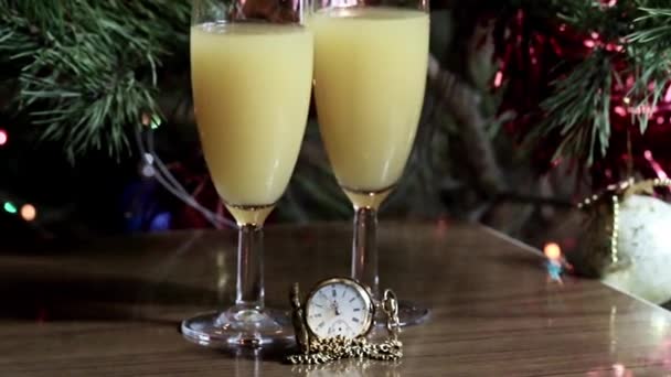豪華に飾られた正月松の背景にジュースのガラス — ストック動画