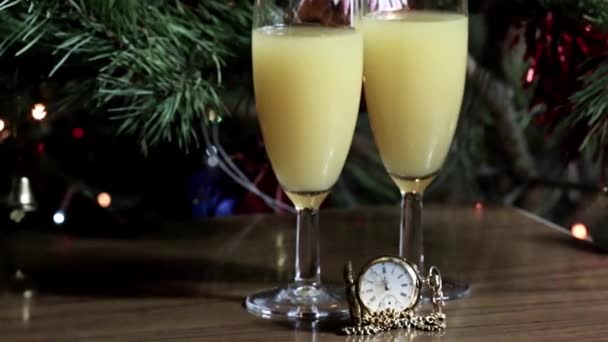 Ein Glas Saft Auf Dem Hintergrund Einer Reich Dekorierten Neujahrskiefer — Stockvideo