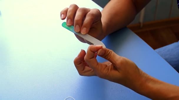 Kosmetische Nagelpflege Für Frauenhände Mit Manikürwerkzeugen — Stockvideo