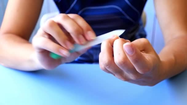 Kosmetische Nagelpflege Für Frauenhände Mit Manikürwerkzeugen — Stockvideo