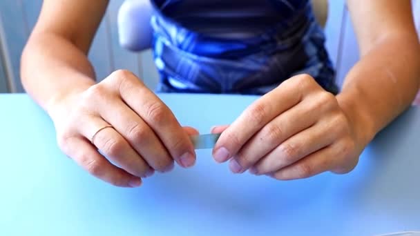 Cosmetische Nagelverzorging Voor Vrouwen Handen Met Manicure Tools — Stockvideo