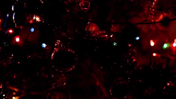 クリスマスの前夜に華やかな新年の松のお祝い照明 — ストック動画