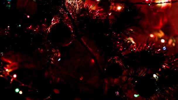 Illuminazione Festiva Del Pino Anno Nuovo Ornato Alla Vigilia Natale — Video Stock