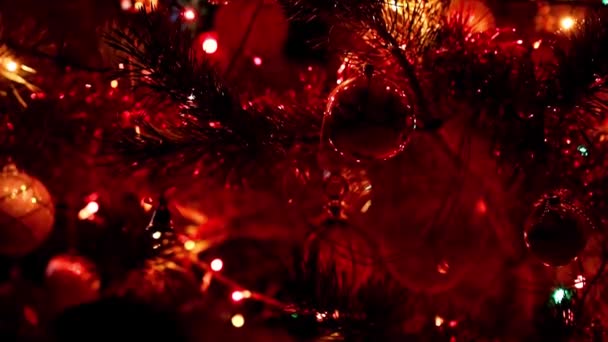 Feestelijke Verlichting Van Sierlijke Nieuwjaar Pine Aan Vooravond Van Kerstmis — Stockvideo