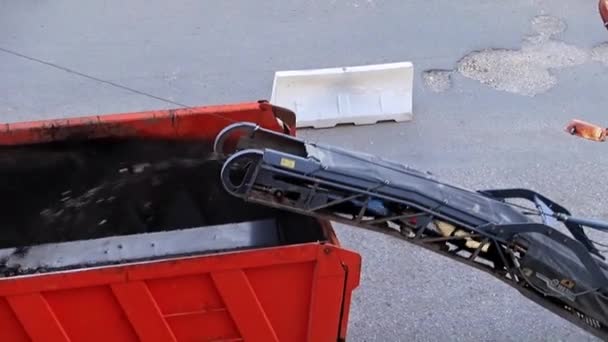 고속도로 트럭으로 아스팔트의 로드를 기계의 — 비디오