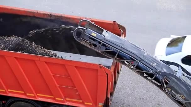 道路機械高速道路は ダンプ トラックへのカットのアスファルトの読み込みを修復するときの作業 — ストック動画