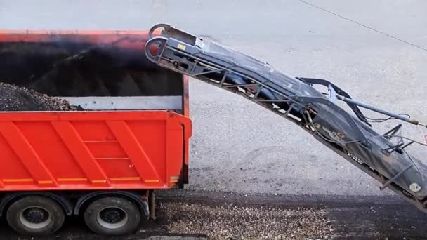 Trabalho Máquinas Rodoviárias Reparar Uma Estrada Carregamento Asfalto Cortado Caminhão — Vídeo de Stock