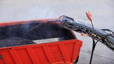 bir otoban, kesim asfalt yükleme bir damperli kamyon içine tamirinde yol Makinaları çalışma
