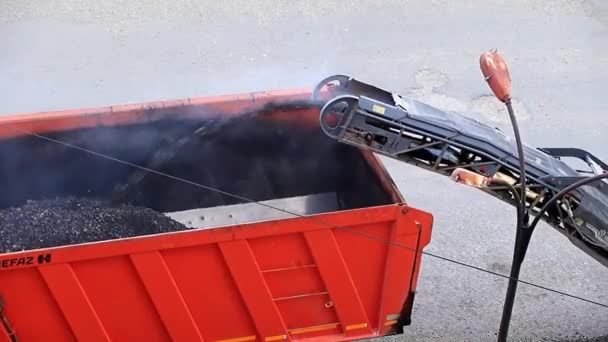 Trabalho Máquinas Rodoviárias Reparar Uma Estrada Carregamento Asfalto Cortado Caminhão — Vídeo de Stock