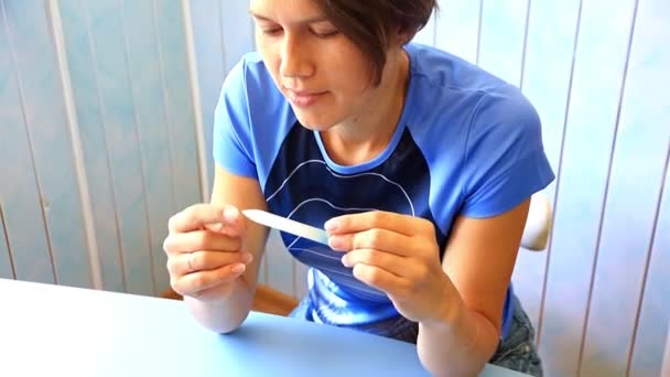 Schöne Junge Frau Greift Fingernägel Mit Einem Werkzeug Maniküre — Stockvideo