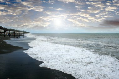 güzel bir plaj ve dalgalar deniz kıyı şeridi akşam güneş ışığı altında