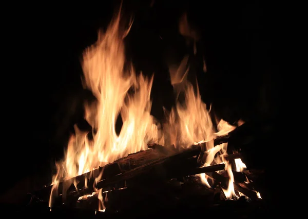 Helle Flammen Und Feuer Auf Holzkohlebrennholz — Stockfoto