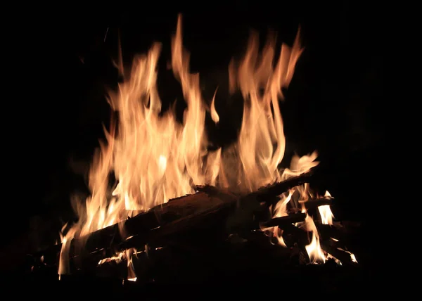 明るい炎と炭薪の火 — ストック写真