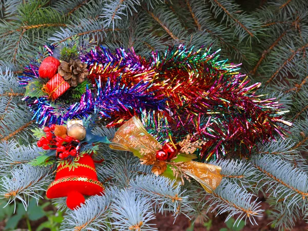 Ozdoby Świąteczne Gałęzie Drzewa Lasu Przeddzień Święta — Zdjęcie stockowe