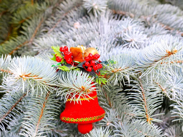 Decorações Natal Nos Ramos Uma Árvore Florestal Véspera Umas Férias — Fotografia de Stock