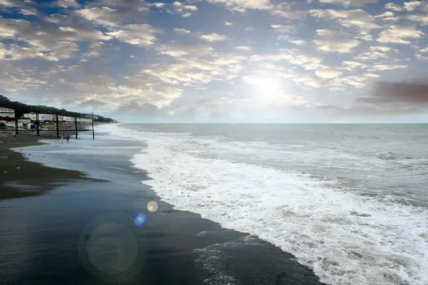 Όμορφη Παραλία Και Κύματα Της Ακτογραμμής Θάλασσα Στο Φως Του — Φωτογραφία Αρχείου
