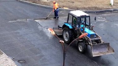 bir inşaat traktör ile sokak kaldırım Temizleme