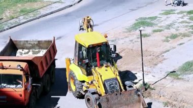 kentsel altyapı parçası olarak sokakta yol makineleri çalışır