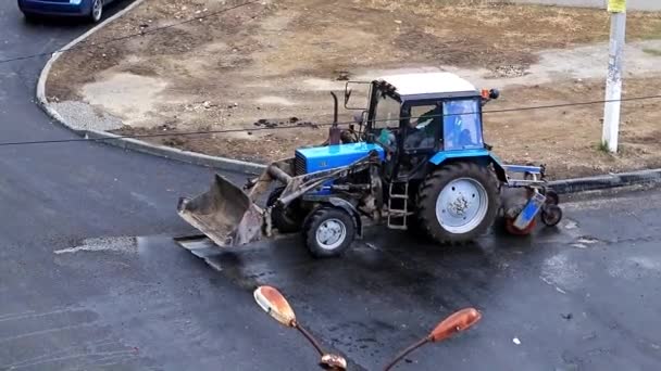 az utcai járda építése traktor tisztítás