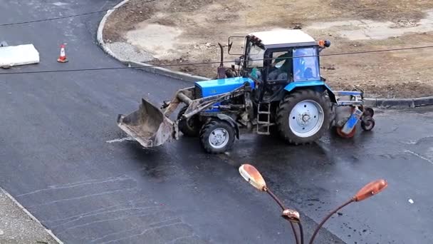 用建筑拖拉机清扫街道路面 — 图库视频影像