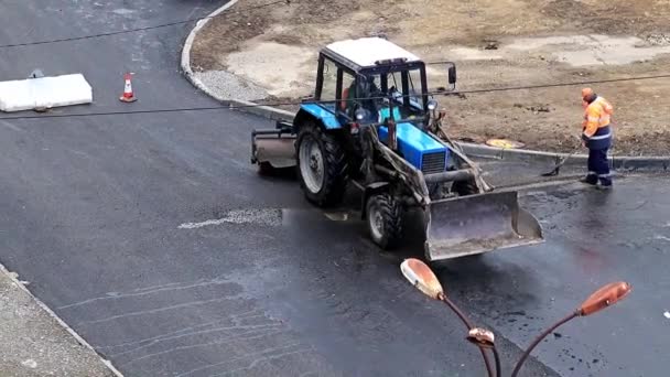 用建筑拖拉机清扫街道路面 — 图库视频影像