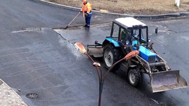 Schoonmaken Van Straat Stoep Met Een Trekker Bouw — Stockvideo