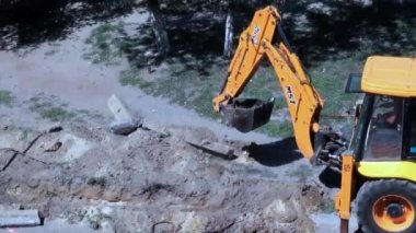 kentsel altyapı parçası olarak sokakta yol makineleri çalışır
