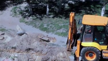 kentsel altyapı parçası olarak sokakta yol makineleri çalışır