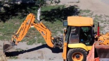 kentsel altyapı parçası olarak sokakta yol makineleri çalışır