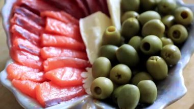 dilim somon fileto ve belgili tanımlık muamele etmek bir parçası olarak konserve zeytin