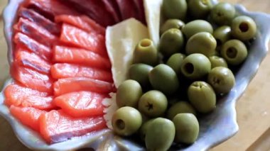 dilim somon fileto ve belgili tanımlık muamele etmek bir parçası olarak konserve zeytin