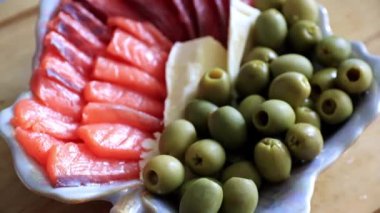 dilim somon fileto ve belgili tanımlık muamele etmek bir parçası olarak konserve zeytin