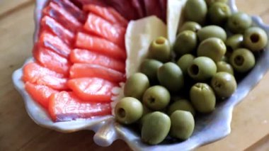 dilim somon fileto ve belgili tanımlık muamele etmek bir parçası olarak konserve zeytin