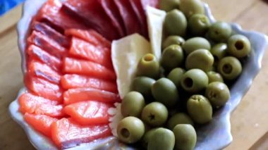 dilim somon fileto ve belgili tanımlık muamele etmek bir parçası olarak konserve zeytin