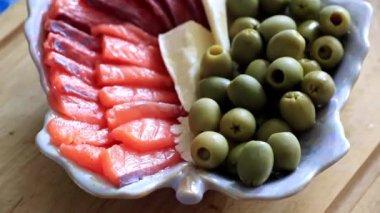 dilim somon fileto ve belgili tanımlık muamele etmek bir parçası olarak konserve zeytin