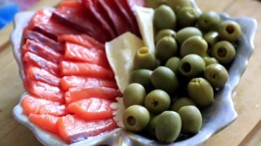 dilim somon fileto ve belgili tanımlık muamele etmek bir parçası olarak konserve zeytin