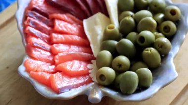 dilim somon fileto ve belgili tanımlık muamele etmek bir parçası olarak konserve zeytin