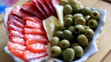 dilim somon fileto ve belgili tanımlık muamele etmek bir parçası olarak konserve zeytin