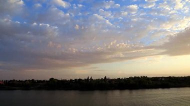 bir kırsal manzara olarak nehir sahil şeridi üzerinde güzel günbatımı gökyüzü