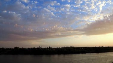 bir kırsal manzara olarak nehir sahil şeridi üzerinde güzel günbatımı gökyüzü