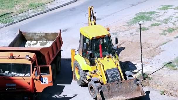 道路机械工程在街道上作为城市基础设施的一部分 — 图库视频影像