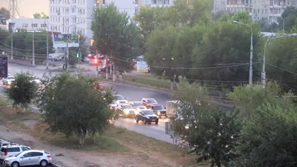 Közúti Közlekedés Lakótér Része Esti Város Úton — Stock videók