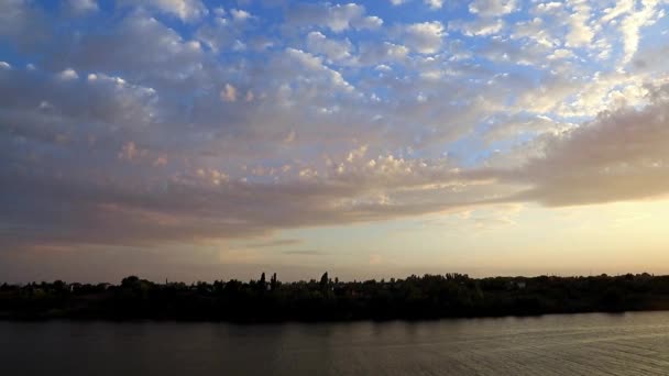 Piękny Zachód Słońca Niebo Nad Wybrzeże Rzeki Jako Wiejski Krajobraz — Wideo stockowe