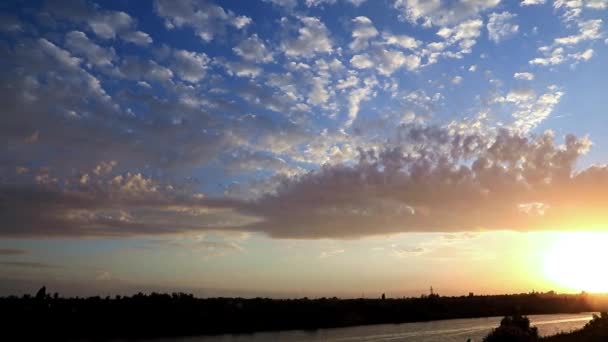 Hermoso Cielo Atardecer Sobre Costa Del Río Como Paisaje Rural — Vídeos de Stock