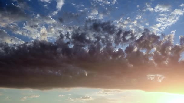 Vackra Ljusa Moln Solbelysta Solnedgång Himlen Som Himmelsk Landskap — Stockvideo