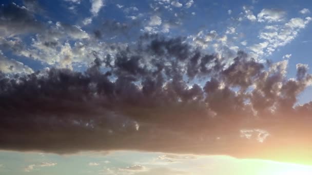 Mooie Heldere Wolken Zonovergoten Avondrood Als Een Hemelse Landschap — Stockvideo